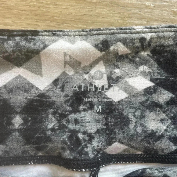 Athleta Aztec Leggings Cosmic Chaturanga Capri Geometric Gray Size Medium Gray - Picture 6 of 6